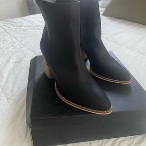Brand new Stella & Poppy boot, broken zipper, never worn.